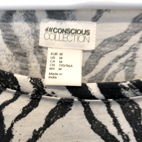 Very loose fitting H&M black and white print top - Picture 3 of 7